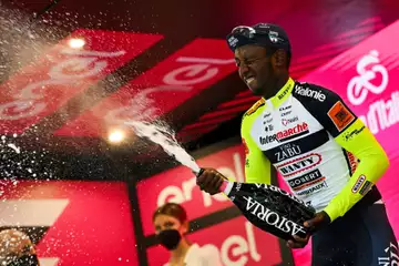 Giro : le vainqueur du jour Girmay se blesse avec... une bouteille de champagne