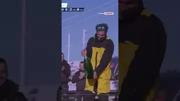 🍾 Charlie Dalin a fait péter le champagne à son arrivée #sports #reaction