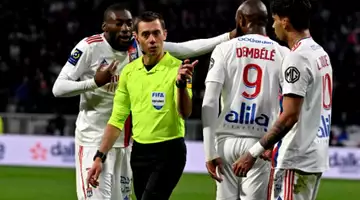 Le chef des arbitres valide le but de Lyon