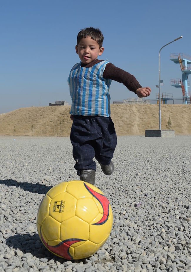 Messi devrait retrouver son jeune fan afghan pour lui offrir un vrai maillot !